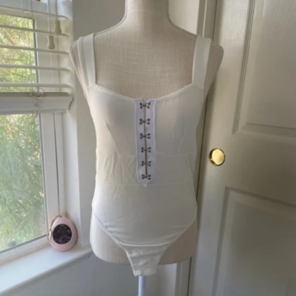 Boohoo | White Hook & Eye Sleeveless Corset Bodysuit, Size 6 - Picture 3 of 11
